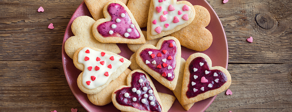 Valentine's Day is something every kid looks forward to each year! Sharing notes of affection, treats, and having a classroom party are the best! I'm sharing some fun, easy, and simple sweets for your students to enjoy at any school party you are hosting. 